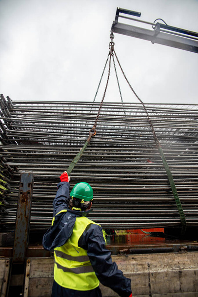 Obszerne metalowe rusztowania zapewniające platformy dla pracowników, stosowane na terenach budowlanych. - Zdjęcie, obraz