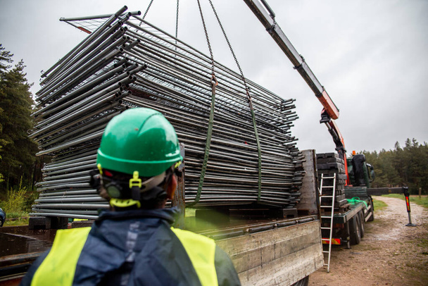 Uitgebreide metalen steigers voor werknemers die in bouwplaatsen worden gebruikt. - Foto, afbeelding