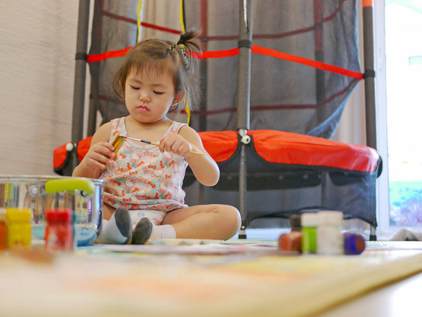 小さな赤ちゃんの女の子, 2歳,自宅で水彩画を探索楽しんでいます - 写真・画像