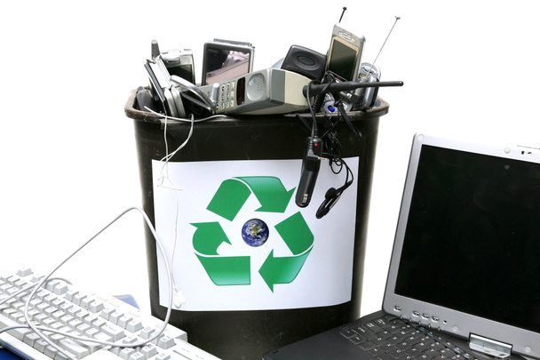Sähköinen kierrätys. Elektroninen jäte valmis kierrätettäväksi. E-jätettä. vanhat käytetyt elektroniset laitteet kierrätetään ja käytetään uudelleen. Vanhojen kännyköiden kierrättäminen. Vanhojen kannettavien tietokoneiden kierrätys. Vanhan E-jätteen kierrätys. Sähköisen jätteen kierrätys.  - Valokuva, kuva