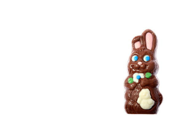 Шоколадной Великодній Банни. Шоколадні цукерки. Кролик у формі шоколаду. Пасхальний шоколадний кролик. Шоколадний Великодній Кролик з морквою. Традиційні Великодні солодощі. Незагорнутий шоколадний пасхальний кролик. ізольований на білому. Місце для тексту. Шлях обрізання. Великдень - Фото, зображення