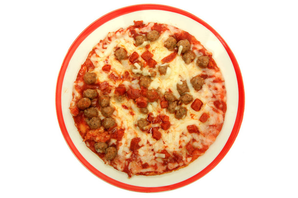 Πίτσα. Πίτσα Παν. Μια μικρή πίτσα με λουκάνικα. Νόστιμη πίτσα. πίτσα με τυρί. Πεπερόνι πίτσα. Πίτσα μανιταριών. Μοτσαρέλα και ντομάτα. Ζεστή πίτσα. Πεπερόνι πίτσα με σάλτσα πίτσας. τυρί μοτσαρέλα και πεπερόνι. Πίτσα με υλικά. πίτσα για μεσημεριανό.  - Φωτογραφία, εικόνα