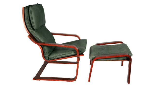 Καρέκλα. Πράσινο δέρμα και ξύλινη καρέκλα. Εύκολη καρέκλα. Παλιά ξύλινη κλασική δερμάτινη καρέκλα. πράσινη δερμάτινη καρέκλα. πολυθρόνα. απομονωμένο σε λευκό. Παλιά ξύλινη κλασική δερμάτινη πράσινη πολυθρόνα απομονωμένη σε λευκό χρώμα. δωμάτιο για κείμενο. μονοπάτι αποκοπής. άνετη καρέκλα.  - Φωτογραφία, εικόνα