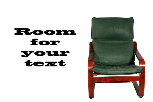 議長。緑の革と木製の椅子。イージーチェア。古い木製の古典的な革の椅子。緑の革の椅子。アームチェア。白で隔離されてる。白の上に隔離された古い木製の古典的な革の緑のアームチェア。テキストのための部屋。クリッピングパス。快適な椅子.  - 写真・画像