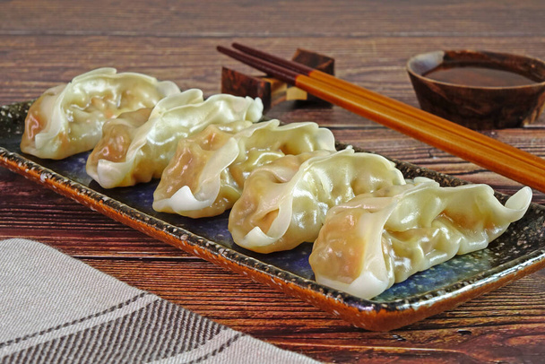 Dumpling, deliciosa comida asiática tradicional. Dumpling japonés o Gyoza, dumpings chinos o Jiaozi - Foto, Imagen