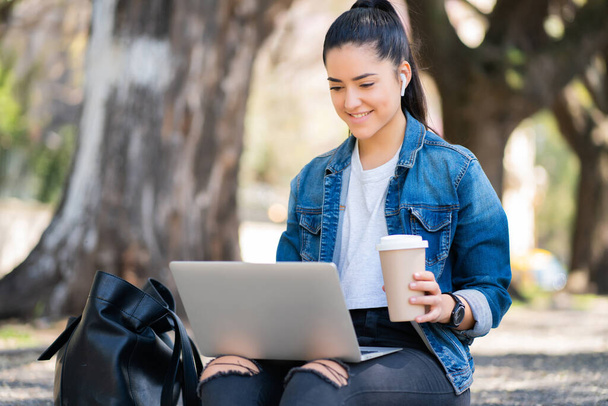 Woman using her laptop outdoors. - Fotografie, Obrázek