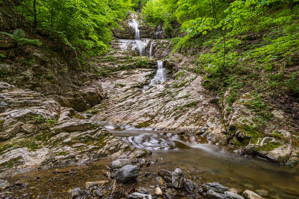 Schöne Wasserfälle und Gebirgsflüsse bei der Schneckenlochhöhle in Schönebach in Vorarlberg, Österreich - Foto, Bild