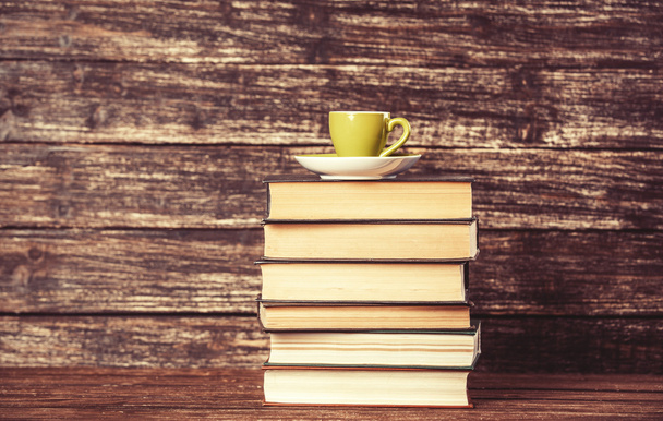 könyvek és csésze kávét a fából készült háttér. - Fotó, kép