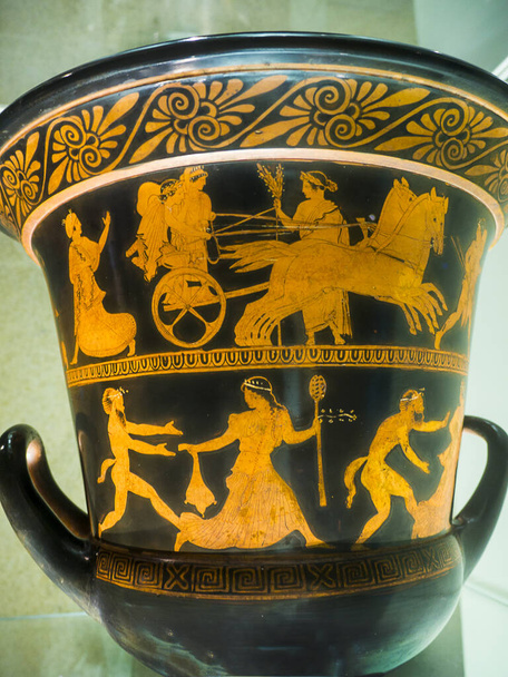 Vaso grego antigo em forma de Calyx-Krater com um desenho de carruagens, sátiros, mulheres e cavalos em Lisboa Portugal - Foto, Imagem