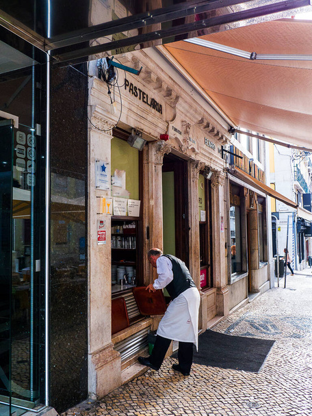 Commerces dans la partie la plus ancienne de la ville de Lisbonne au Portugal ont une ambiance historique - Photo, image