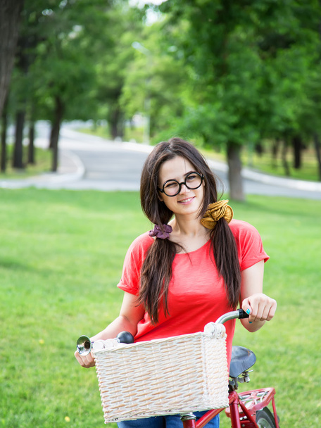 Chica divertida con bicicleta en el parque
. - Foto, imagen