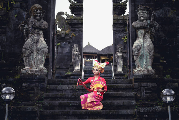 Eine junge Tänzerin aus Bali führt den Ramayana-Tanz in einem Tempel auf Bali in Indonesien auf. - Foto, Bild