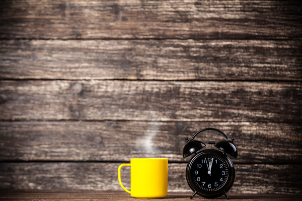 Teetä tai kahvia kuppi ja herätyskello
 - Valokuva, kuva