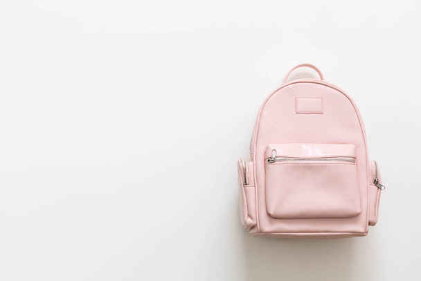 Розовый женский рюкзак из кожи Elegant изолирован на белом с копировальным пространством. Снова в школу - Фото, изображение