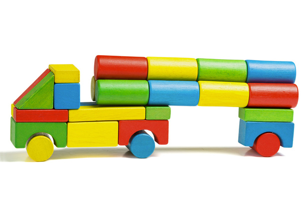 Spielzeugauto, mehrfarbiger LKW Holzklötze Transport, Frachtlieferung, isolierter weißer Hintergrund - Foto, Bild