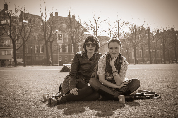 Dwie kobiety w parku miejskim - Zdjęcie, obraz