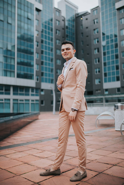 A caucasian young businessman in suit standing outdoor - Fotografie, Obrázek