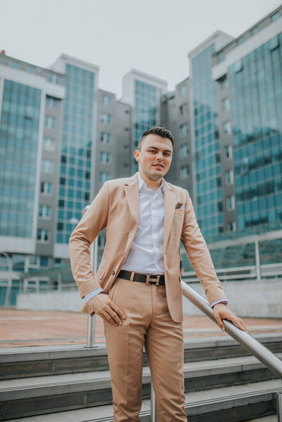 A caucasian young businessman in suit standing outdoor - Foto, imagen
