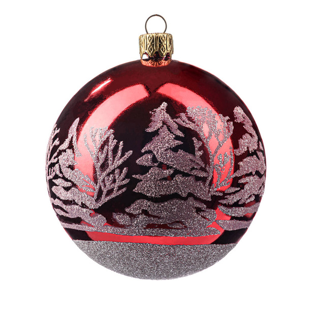 одна красная рождественская елка игрушка крупным планом на белом изолированном фоне. - Фото, изображение