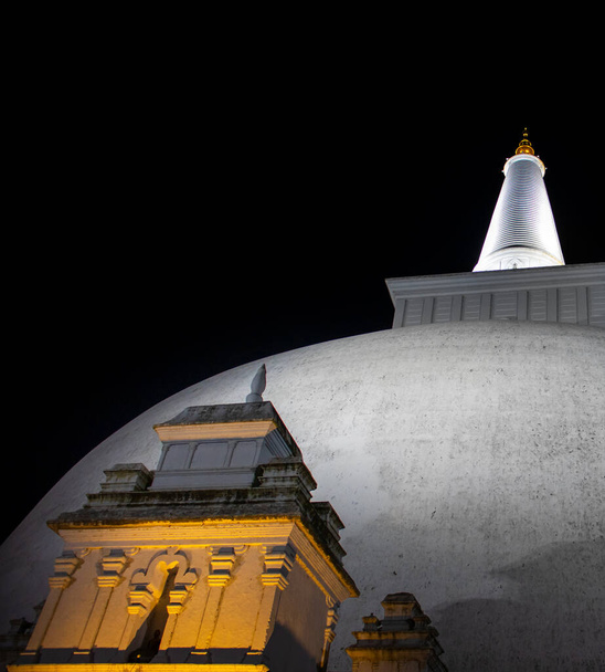 Ruwanweli Maha Seya Stupa világít az éjszakában. - Fotó, kép