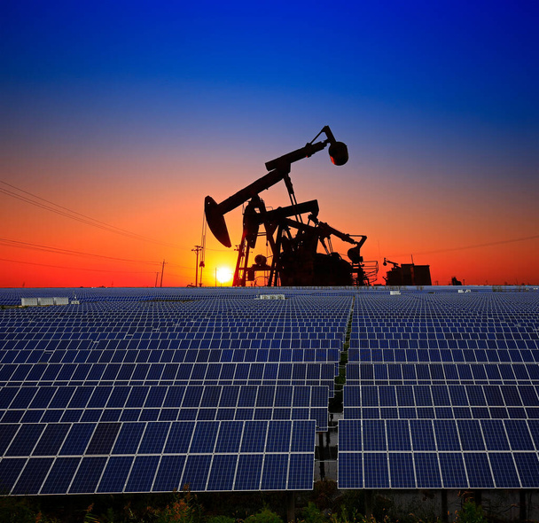 Αντλία πετρελαίου με ηλιακούς συλλέκτες, προστασία του περιβάλλοντος και εξοικονόμηση ενέργειας - Φωτογραφία, εικόνα