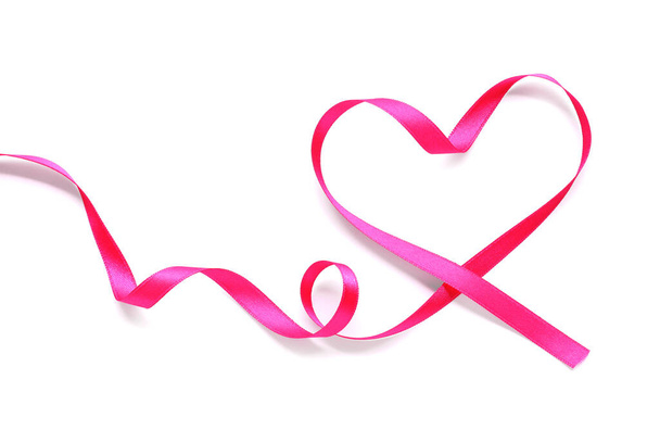Serce wykonane z pięknej różowej wstążki na białym tle - Zdjęcie, obraz