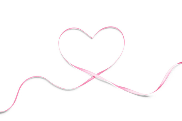 Coeur fait de beau ruban rose sur fond blanc - Photo, image