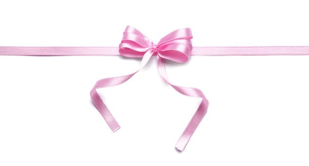 Beau ruban rose avec noeud sur fond blanc - Photo, image