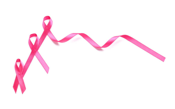 白い背景にピンクのリボン。乳がんの認知概念 - 写真・画像
