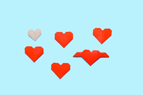 Origami srdce na barevném pozadí. Koncept jedinečnosti - Fotografie, Obrázek