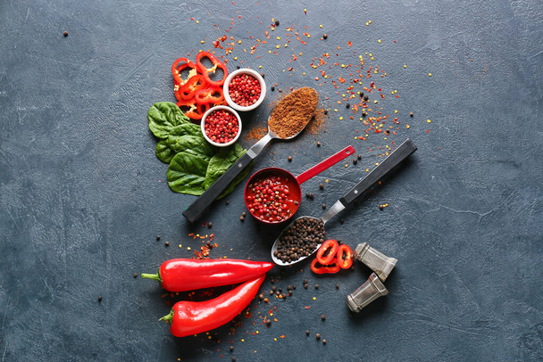 Composición con salsa de pimienta e ingredientes sobre fondo oscuro - Foto, imagen