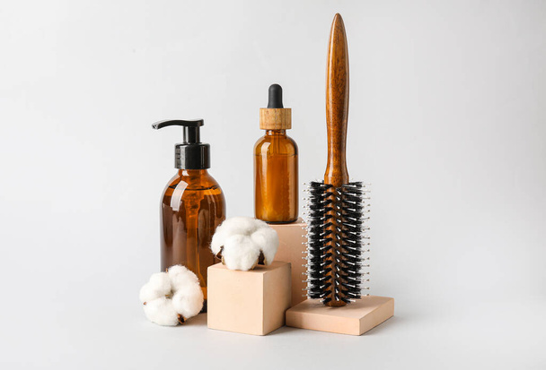 Escova de cabelo e cosméticos no fundo claro - Foto, Imagem