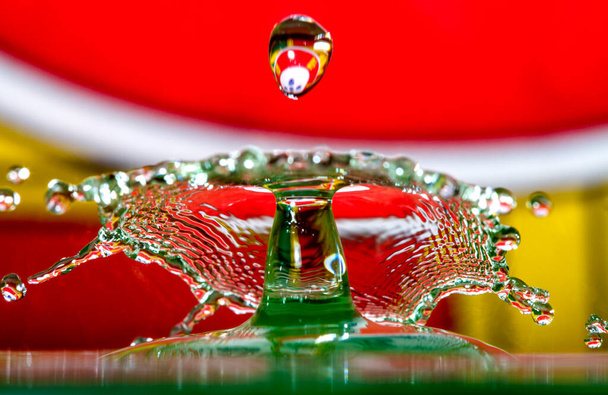 ポルトガル国旗。落下衝突後に生じる水のスプラッシュクラウン - 写真・画像