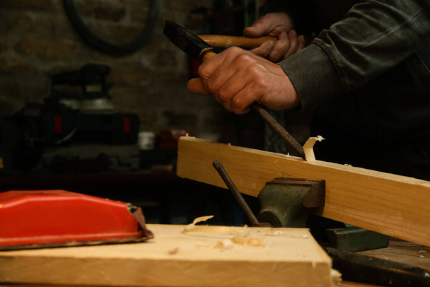 Carpentiere cesellatura assi di legno in officina. - Foto, immagini