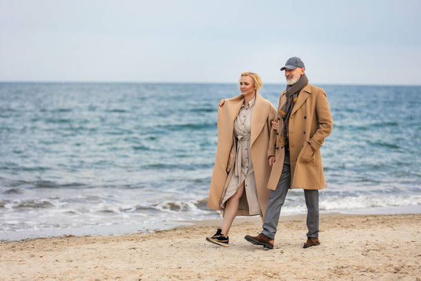 aged couple walking by the sea - Foto, afbeelding
