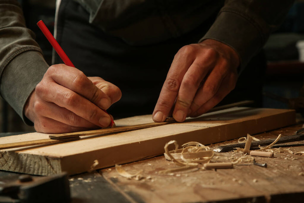 Carpintero de medición y marcado de madera en taller - Foto, Imagen