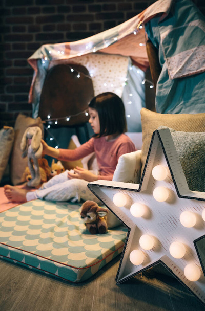 Star lâmpada artesanato feito com bolas de papelão e pin pong - Foto, Imagem