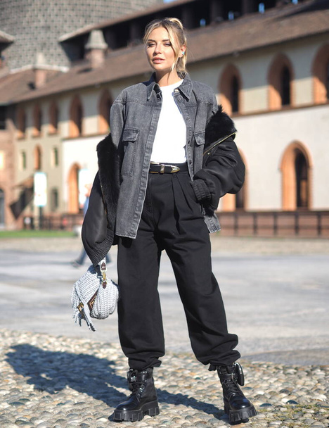 Veronica Ferraro posiert für Fotografen vor der Alberta Ferretti Modenschau, während der Mailänder Modewoche Frauenkollektionen - Foto, Bild