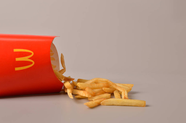 Кланг, Малайзия: 24 июня 2021 года картофель фри McDonald 's в бумажном стаканчике. McDonald 's - сеть ресторанов быстрого питания - Фото, изображение