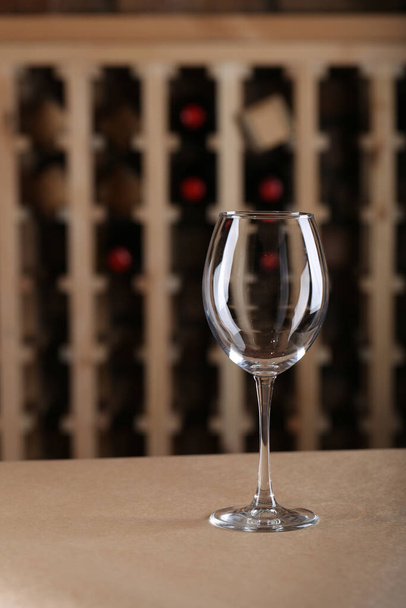 bicchiere vuoto per alcol in cantina - Foto, immagini