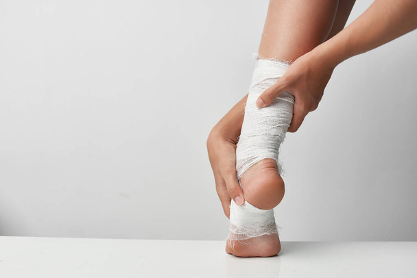 пошкоджена нога перев'язана крупним планом медицини способу життя
 - Фото, зображення