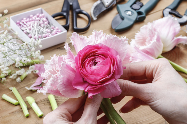 Florist at work. Woman making beautiful bouquet of pink persian  - Foto, immagini