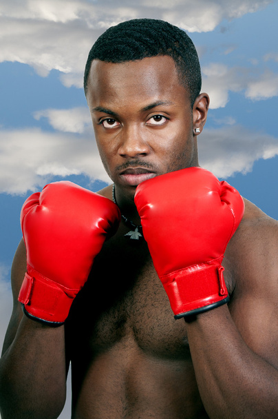 Un hombre negro afroamericano boxeador atlético con guantes de boxeo
 - Foto, Imagen