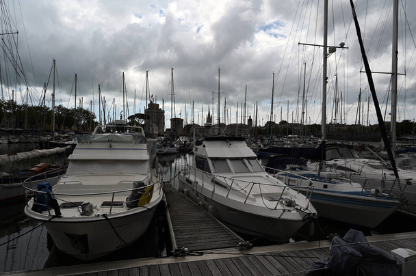 Лодки на набережной в старом порту Ла-Рошель - Фото, изображение