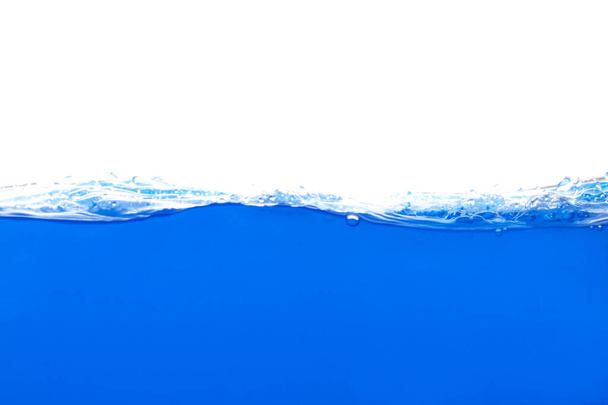 Hareket eden ve su sıçratan mavi suyun yüzeyi - Fotoğraf, Görsel