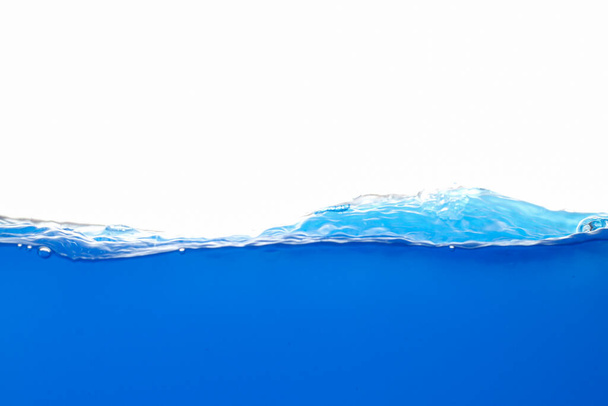 Powierzchnia niebieskiej wody, która się porusza i rozbryzguje - Zdjęcie, obraz