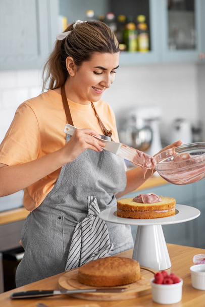 žena vaření potravin a pečení na kuchyni doma - Fotografie, Obrázek