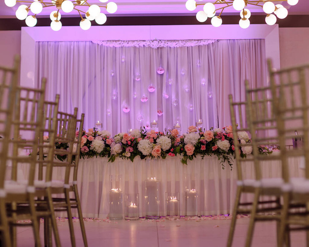 Gyönyörűen megtervezett esküvői esemény. Esküvői virágok rózsaszín tónusban. Az ünnepségek és vacsorapartik tervezésének koncepciója. Luxus dizájn. Életmód. - Fotó, kép