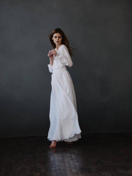 красивая женщина в белом платье гламурная позирующая модель - Фото, изображение