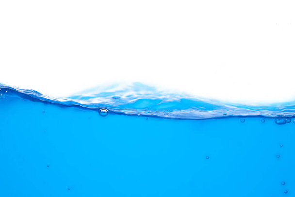 Pohybující se modrý vodní povrch a bubliny na bílém pozadí - Fotografie, Obrázek